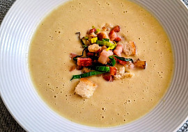 Fazolový krém s pórkem, celerem a krutonky se slaninou