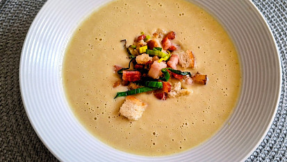 Fazolový krém s pórkem, celerem a krutonky se slaninou