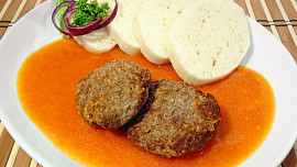 Hovězí karbanátky v rajské omáčce