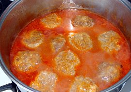 Hovězí karbanátky v rajské omáčce