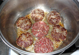 Hovězí karbanátky v rajské omáčce