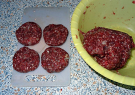 Hovězí karbanátky v rajské omáčce