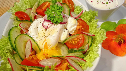 Jarní salát se zastřeným vejcem