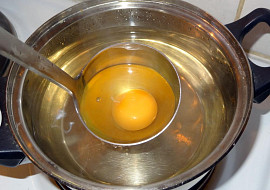 Jarní salát se zastřeným vejcem