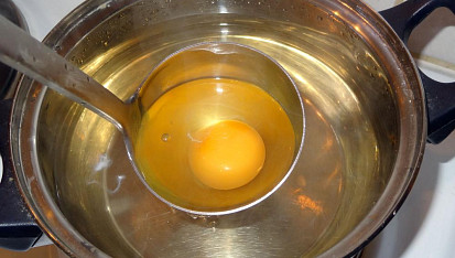 Jarní salát se zastřeným vejcem