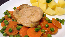 Kotlety na víně s hráškem a mrkví
