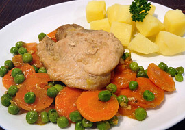 Kotlety na víně s hráškem a mrkví