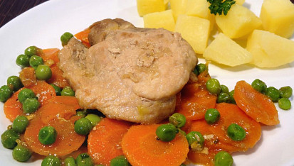 Kotlety na víně s hráškem a mrkví