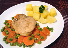 Kotlety na víně s hráškem a mrkví