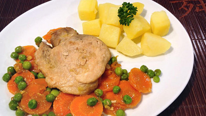 Kotlety na víně s hráškem a mrkví