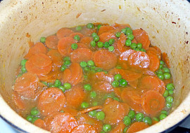 Kotlety na víně s hráškem a mrkví