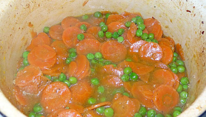 Kotlety na víně s hráškem a mrkví