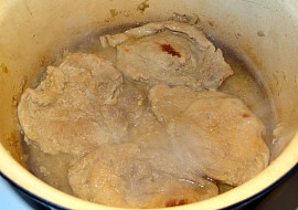 Kotlety na víně s hráškem a mrkví