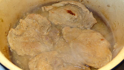 Kotlety na víně s hráškem a mrkví