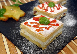 Křehké řezy s tvarohovou náplní