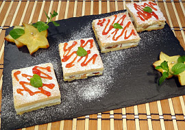 Křehké řezy s tvarohovou náplní