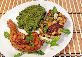 Kuře s nádivkou a kopřivovým špenátem