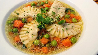 Kuřecí polévka s masovými taštičkami