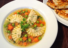 Kuřecí polévka s masovými taštičkami