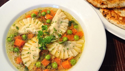 Kuřecí polévka s masovými taštičkami