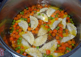 Kuřecí polévka s masovými taštičkami