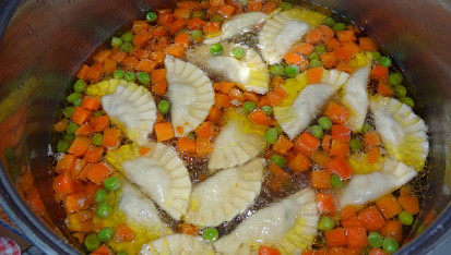 Kuřecí polévka s masovými taštičkami