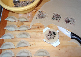 Kuřecí polévka s masovými taštičkami