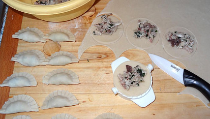 Kuřecí polévka s masovými taštičkami