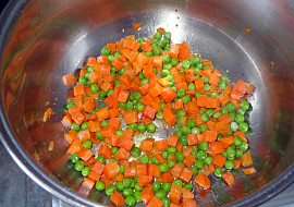 Kuřecí polévka s masovými taštičkami