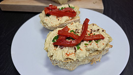 Obložený chlebík s domácím hummusem