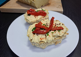 Obložený chlebík s domácím hummusem