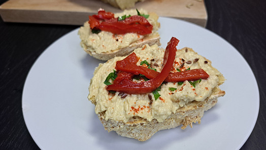 Obložený chlebík s domácím hummusem