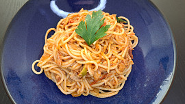 Středomořské tuňákové špagety s olivami