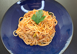 Středomořské tuňákové špagety s olivami