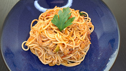 Středomořské tuňákové špagety s olivami