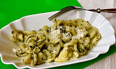 Těstoviny s kopřivovým pestem a medvědím česnekem