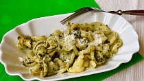 Těstoviny s kopřivovým pestem a medvědím česnekem