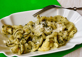 Těstoviny s kopřivovým pestem a medvědím česnekem