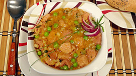 Kroupová polévka s hráškem a vepřovým masem