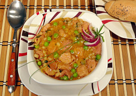 Kroupová polévka s hráškem a vepřovým masem