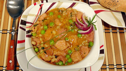 Kroupová polévka s hráškem a vepřovým masem