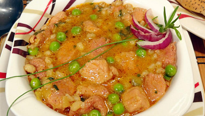 Kroupová polévka s hráškem a vepřovým masem