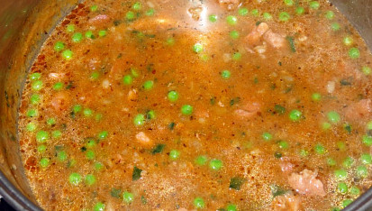 Kroupová polévka s hráškem a vepřovým masem