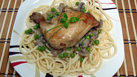 Kuřecí stehna na žampionech s hráškem