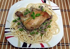 Kuřecí stehna na žampionech s hráškem