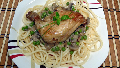 Kuřecí stehna na žampionech s hráškem