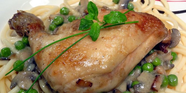 Kuřecí stehna na žampionech s hráškem