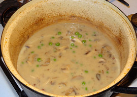 Kuřecí stehna na žampionech s hráškem