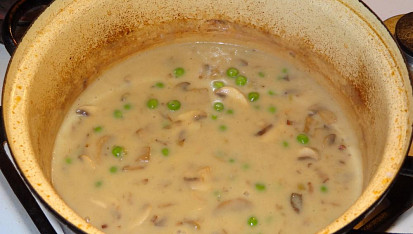 Kuřecí stehna na žampionech s hráškem