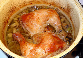 Kuřecí stehna na žampionech s hráškem